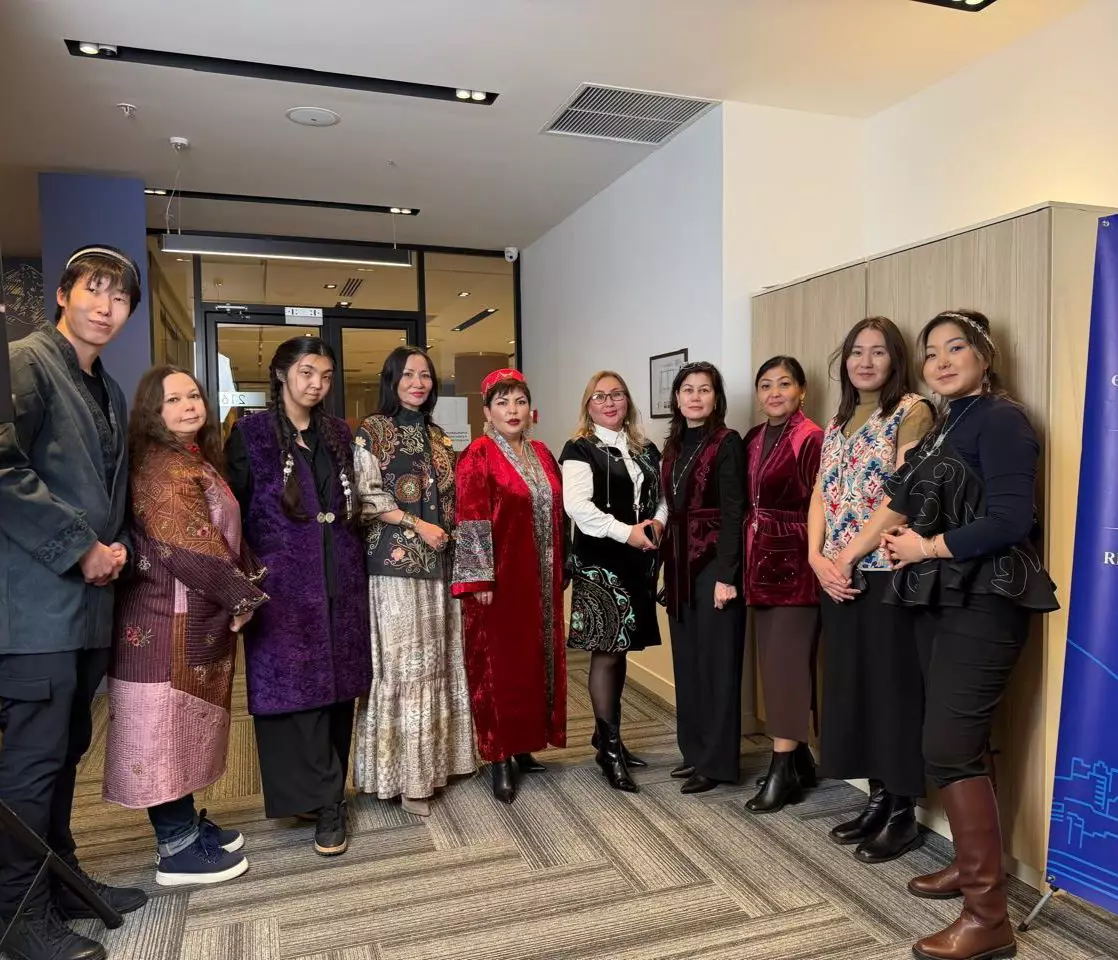 Күн сайын тікелей эфирде брифинг өткізетін ӨКҚ ұжымы Ұлттық киіммен ел алдына шықты