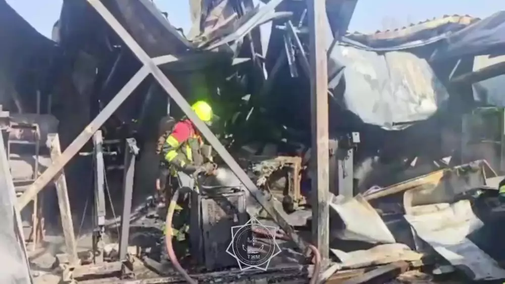 Крупный пожар в Алматы: горела СТО с электромобилями