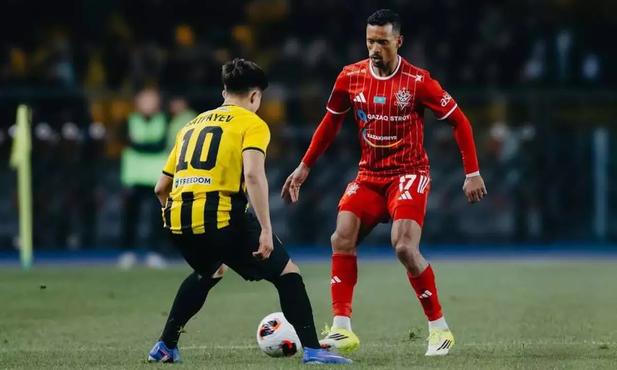 Отандық бапкер Дастан Сәтпаев пен Луиш Наниды салыстырды: стадион қазақстандық шабуылшының есімін ұрандатты, ал португалиялықтың шығуы мүлде байқалмады