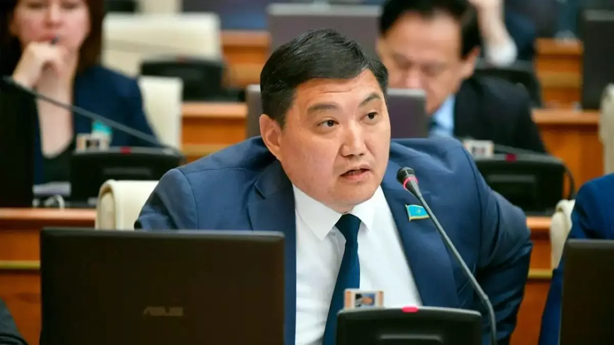 "Сол күні жұмысты тоқтату керек": Депутат әр жұма мемлекеттік қызметкерлерді кітап оқуға босатуды ұсынды