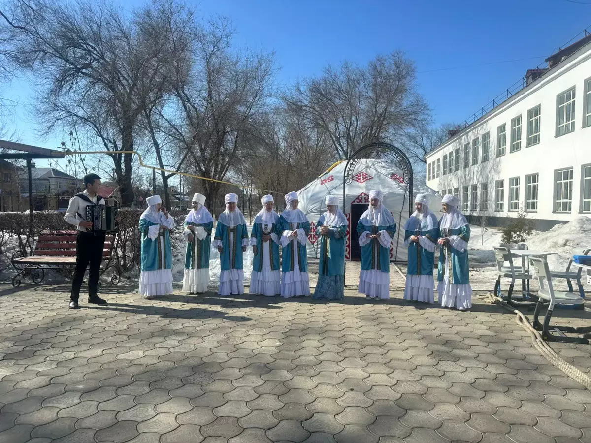 Оралда референдум күні «Ақжайық» әжелер ансамблі өнер көрсетті