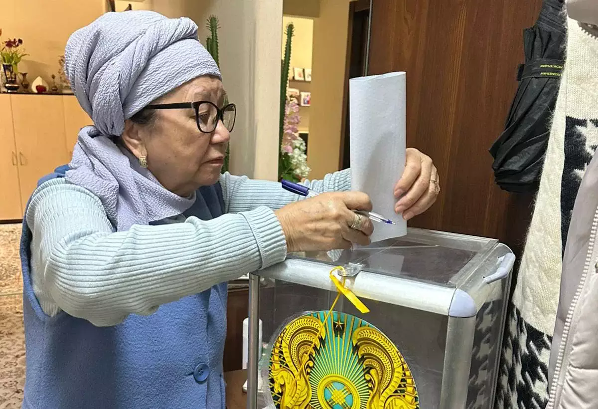 Алматыда денсаулығына байланысты келе алмаған тұрғындарға үйде дауыс беру ұйымдастырылды