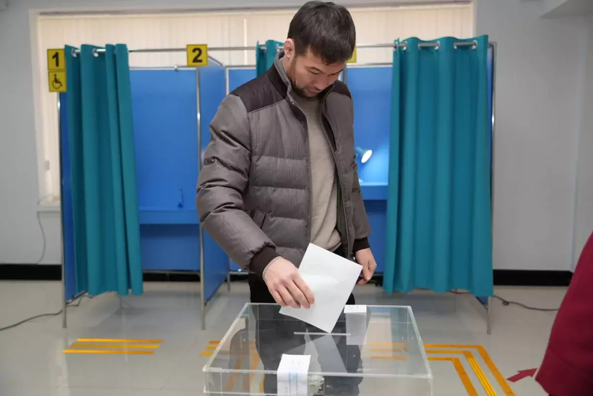 Шавкат Рахмонов Қонаев қаласында дауыс берді