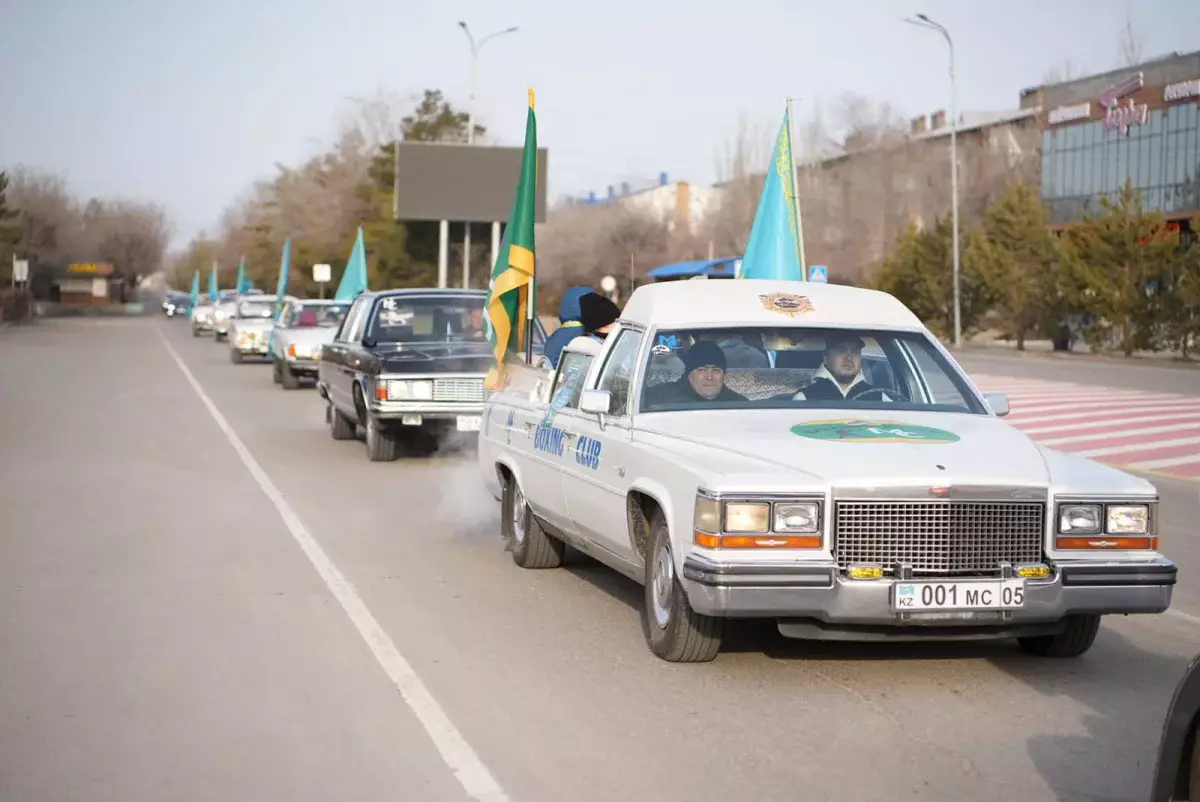 Қонаевта референдум күні тұрғындар дауыс беру учаскелеріне ретроавтокөліктермен келді