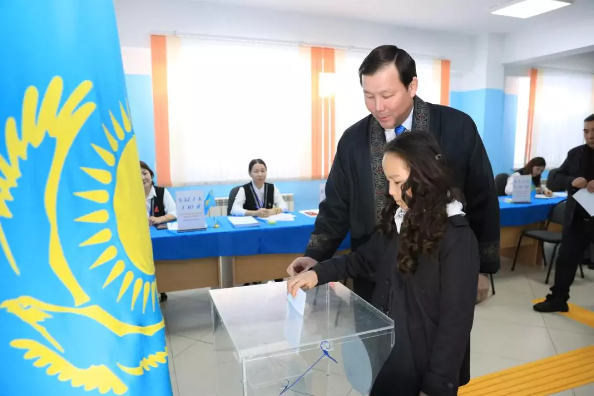 Ақтөбе облысының әкімі Асхат Шахаров референдумда дауыс берді