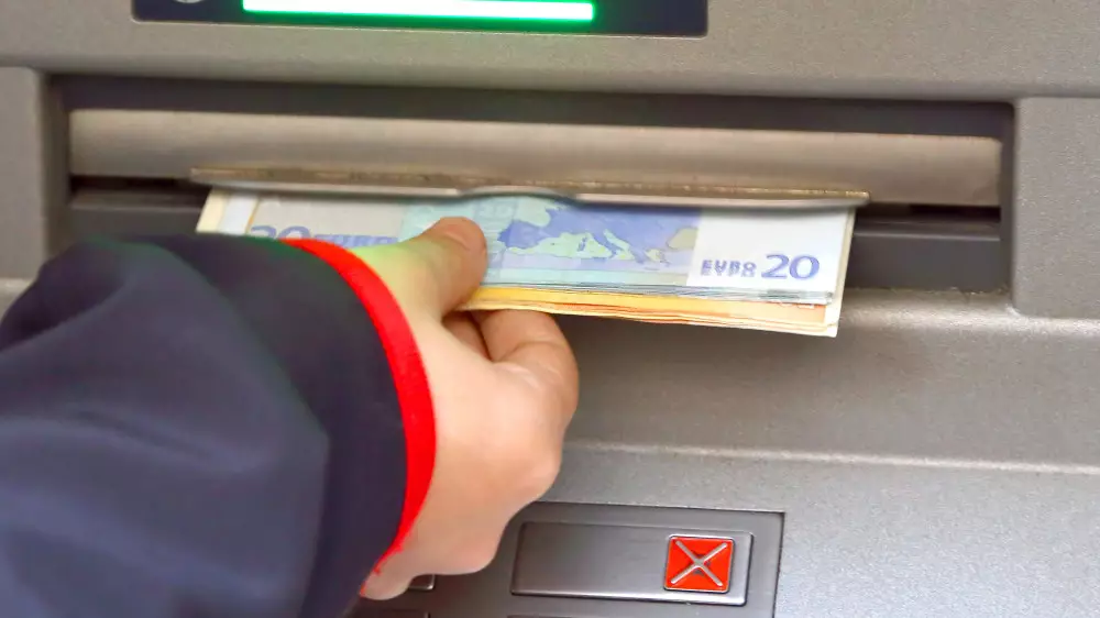 Названы направления, где туристам стоит платить картой, а где без наличных не обойтись