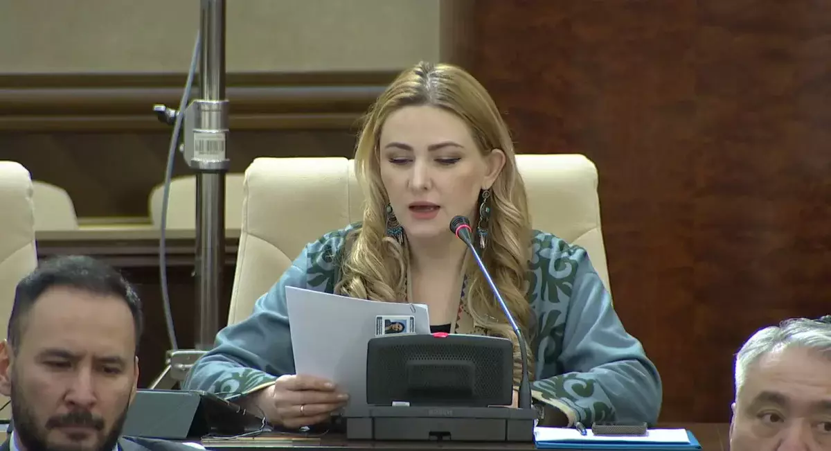 Депутаты надели национальные костюмы в честь Наурыза: фоторепортаж из Парламента