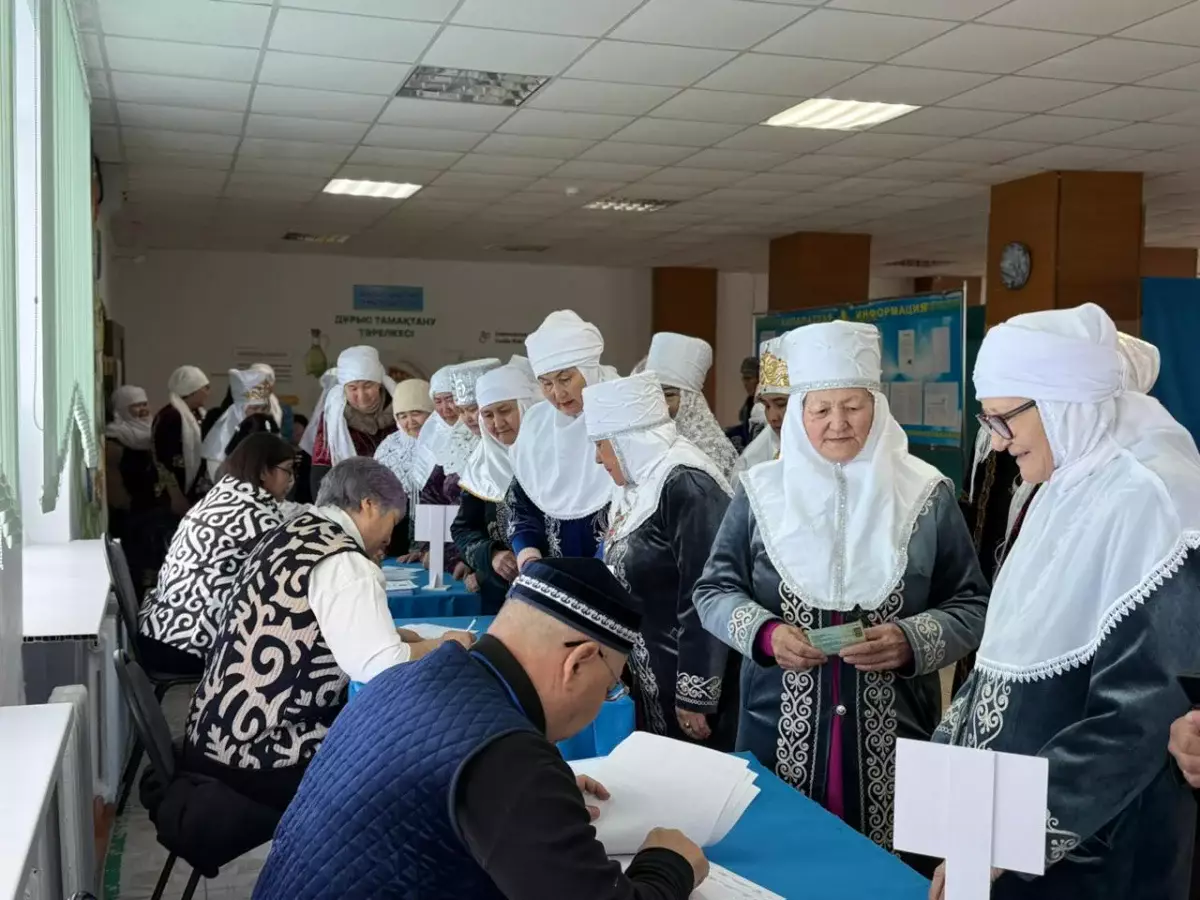 В Актюбинской области 60 свекровей и 60 невесток одновременно пришли на избирательный участок