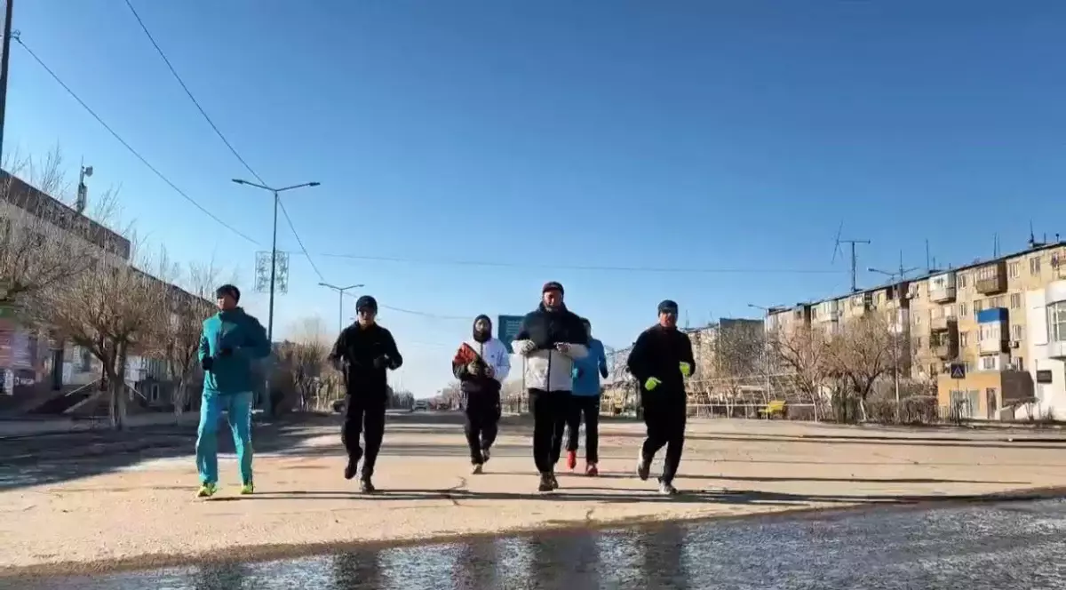 Марафонцы пробежали из Жезказгана в Сатпаев и проголосовали на своем участке