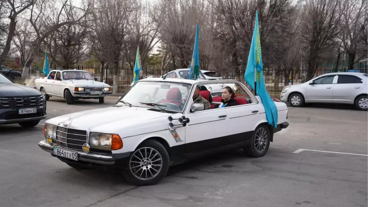 Референдум в Конаеве: на участки для голосования жители приехали на ретроавтомобилях