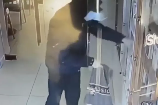 Ақтөбеде дүкеннен 15 млн теңгеге смартфон ұрлап кеткен