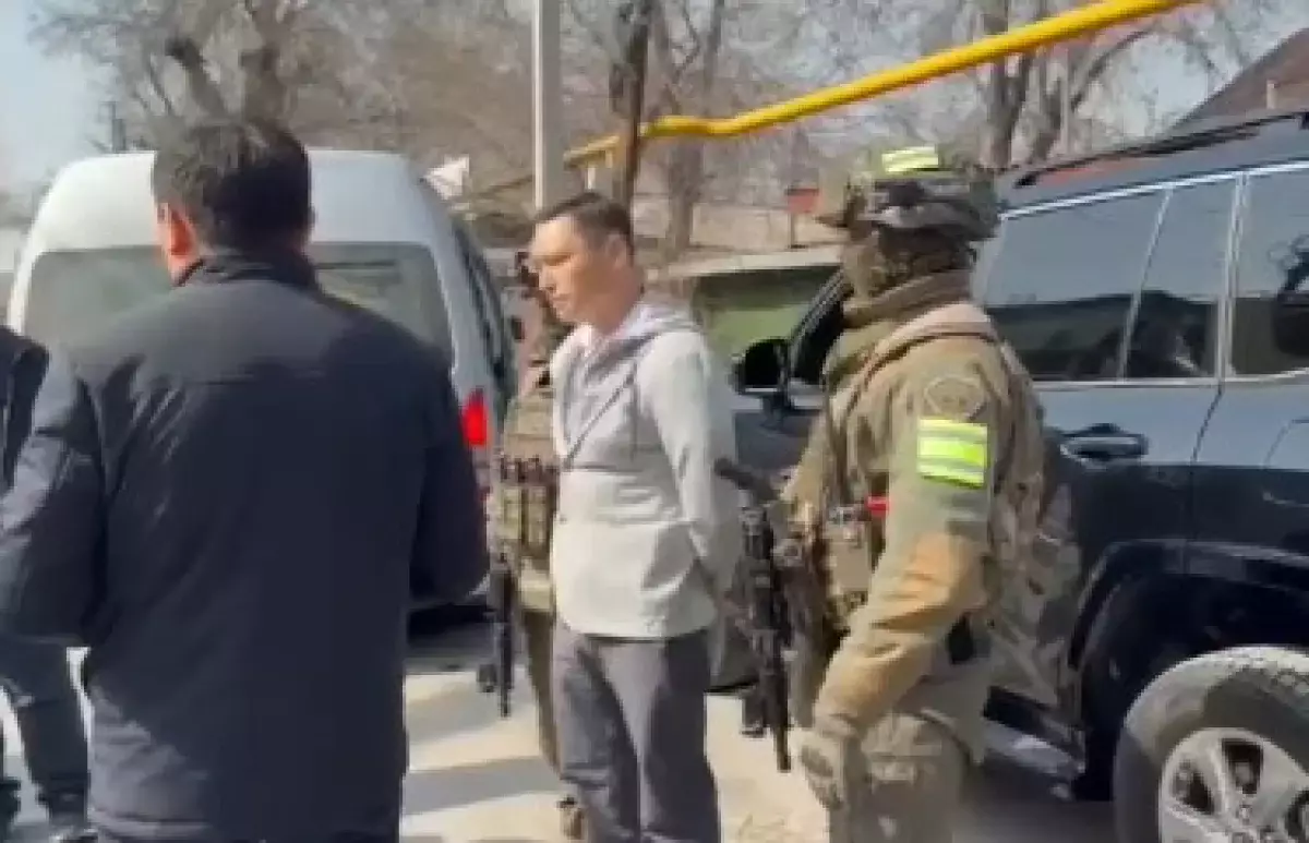 Появилось видео задержания Санжара Бокаева в Алматы