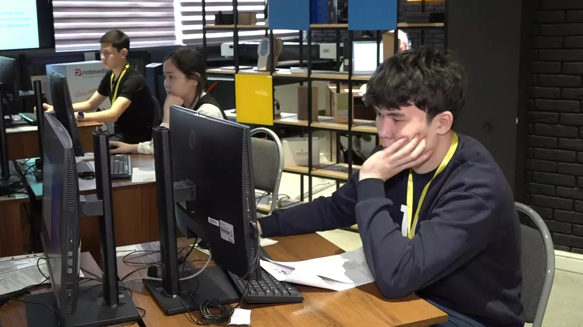 Кітап мұқабасын дайындау: Алматыда колледж студенттері арасында республикалық байқау өтіп жатыр