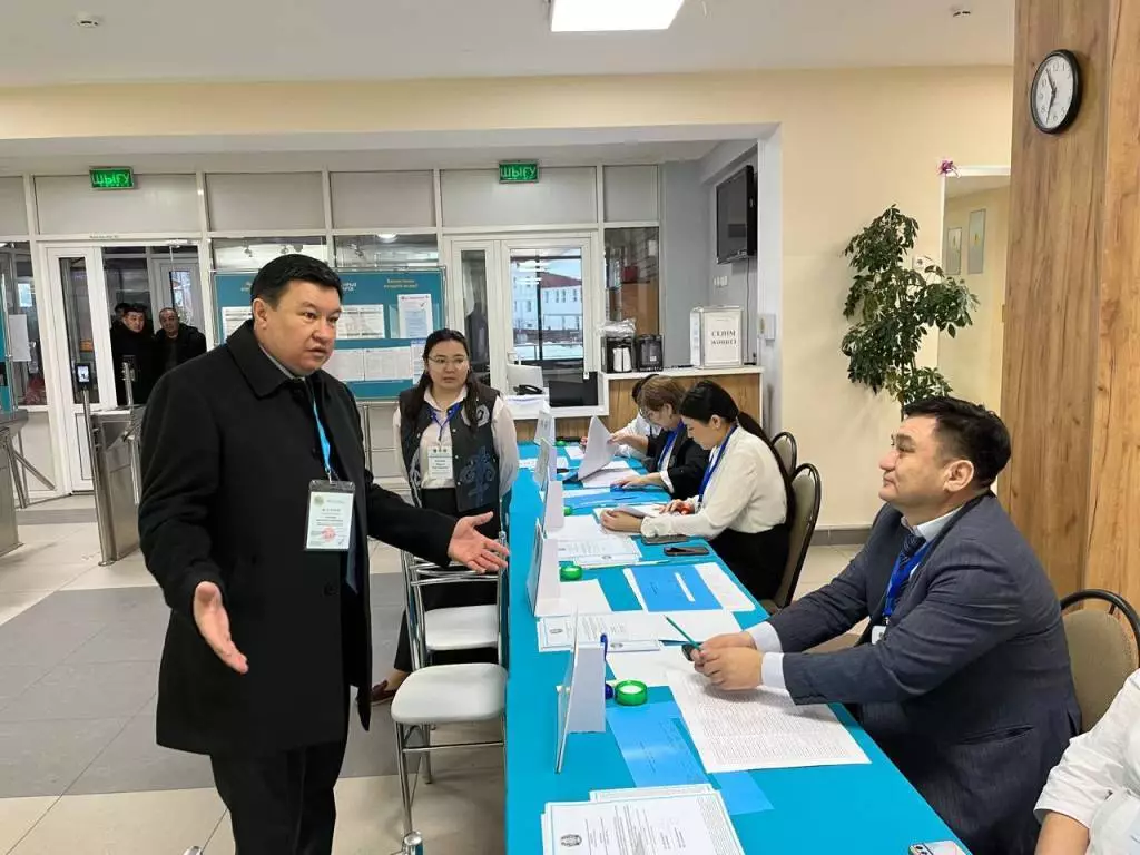 Сенатор принял участие в наблюдении за общенациональным референдумом в Казахстане.