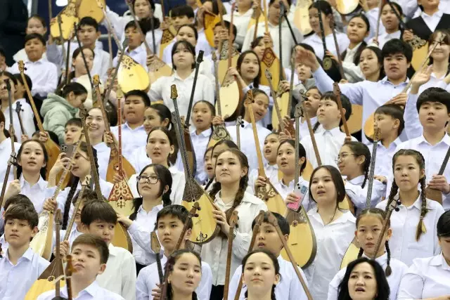 Алматыда бір мезетте 12 мыңға жуық оқушы домбырада ойнаған (ВИДЕО)