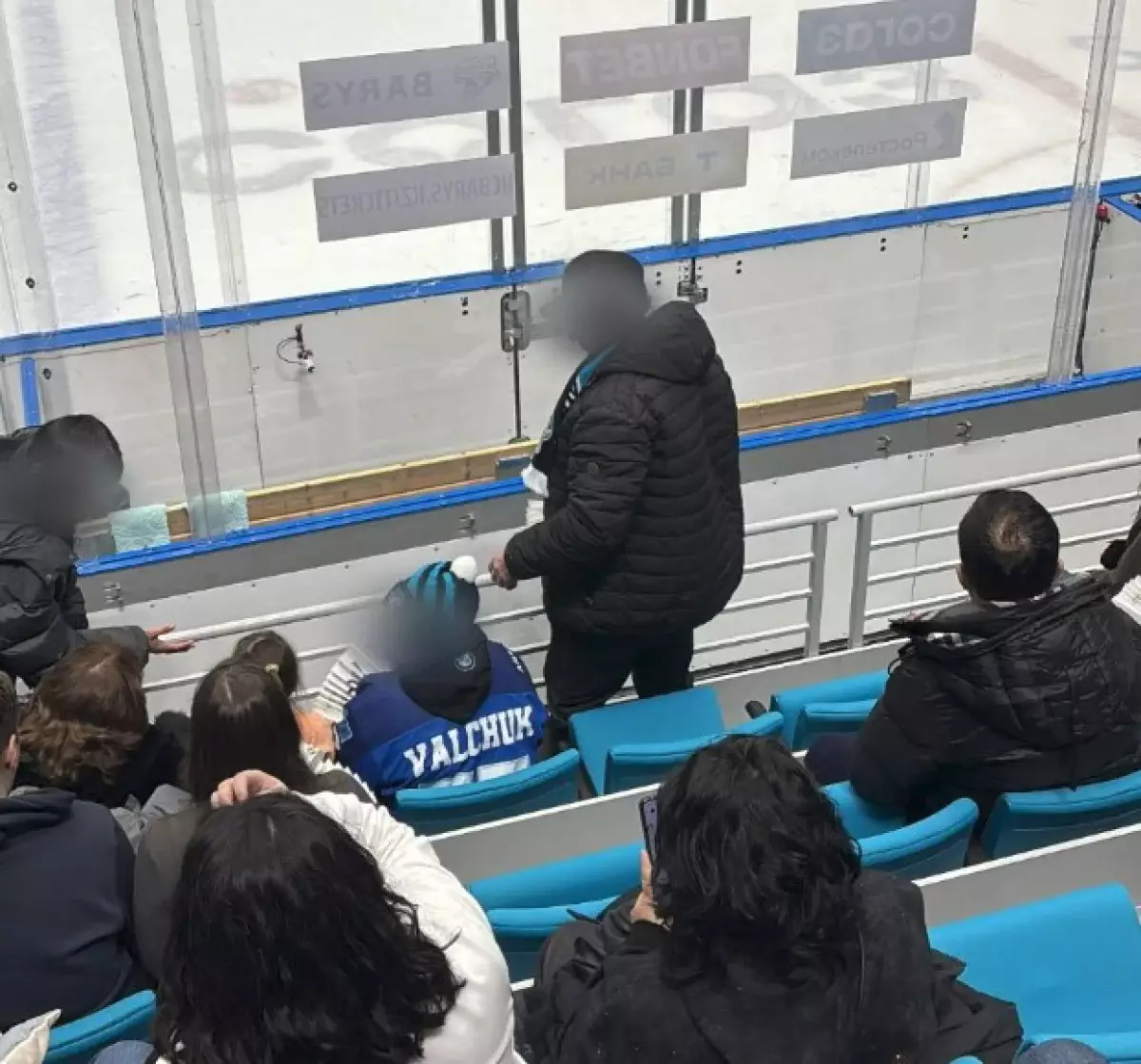 В Астане на матче «Барыса» мужчина отбирал шайбы у детей