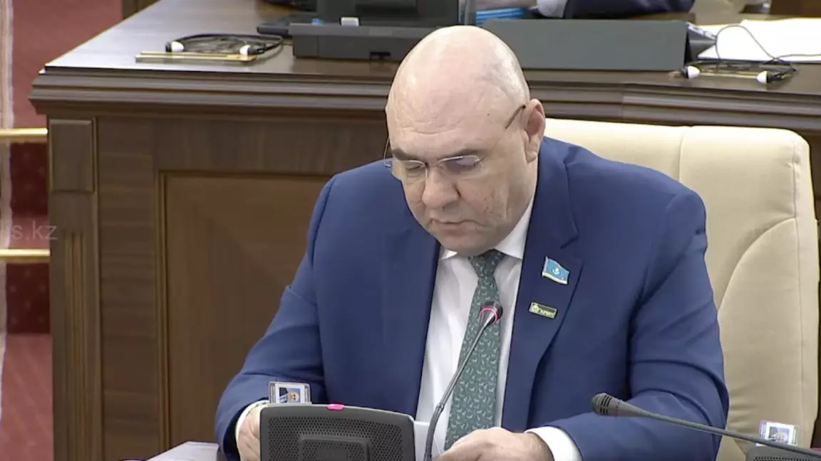 Мәжілісте волонтерлік қызметті еңбек өтіліне енгізу ұсынылды