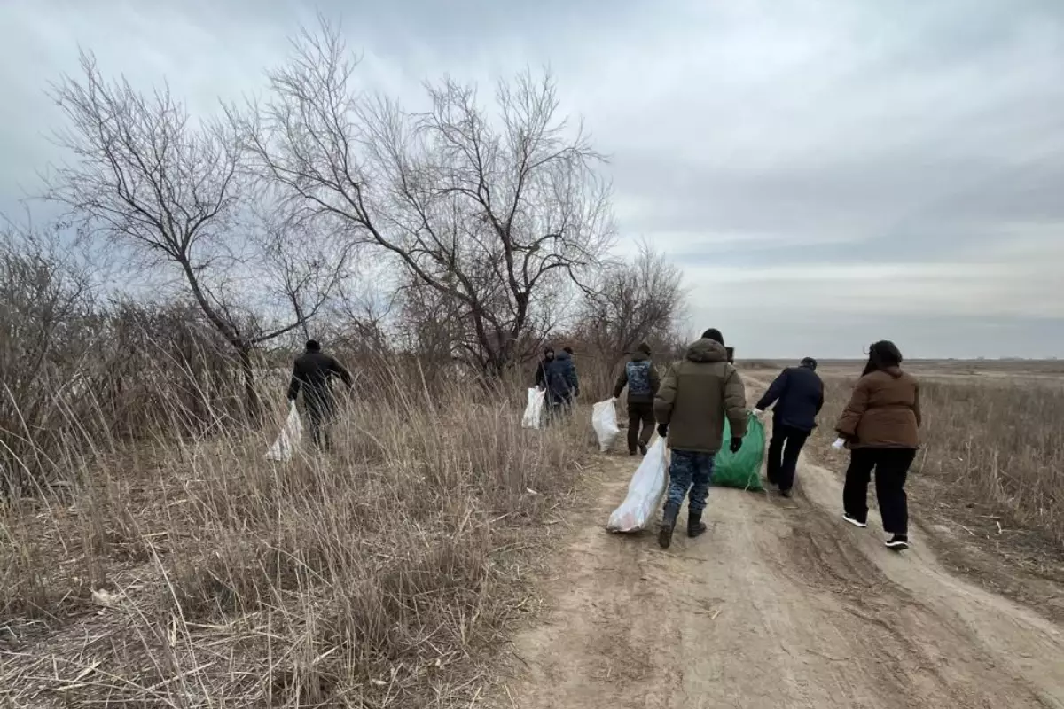 630 кг мусора за день: в Атырау очистили берег Урала