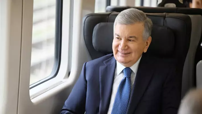 Мирзиёев протестировал высокоскоростной поезд Hyundai Rotem