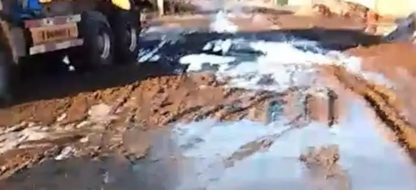 Дорога превратилась в "сплошное месиво" после проведения водопровода на одной из улиц Семея