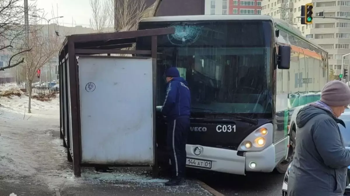 Астанада жолаушылар автобусы аялдамаға соғылды