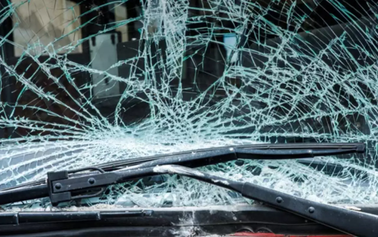 Автобус врезался в остановку в столице