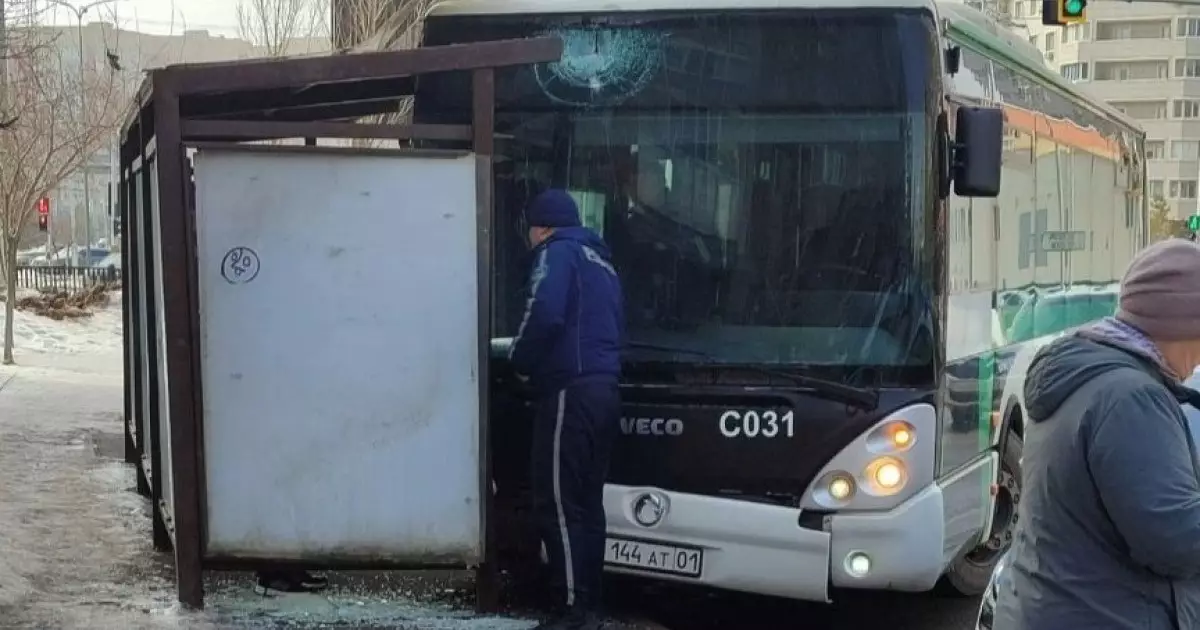  Астанада автобус аялдамаға соғылды 