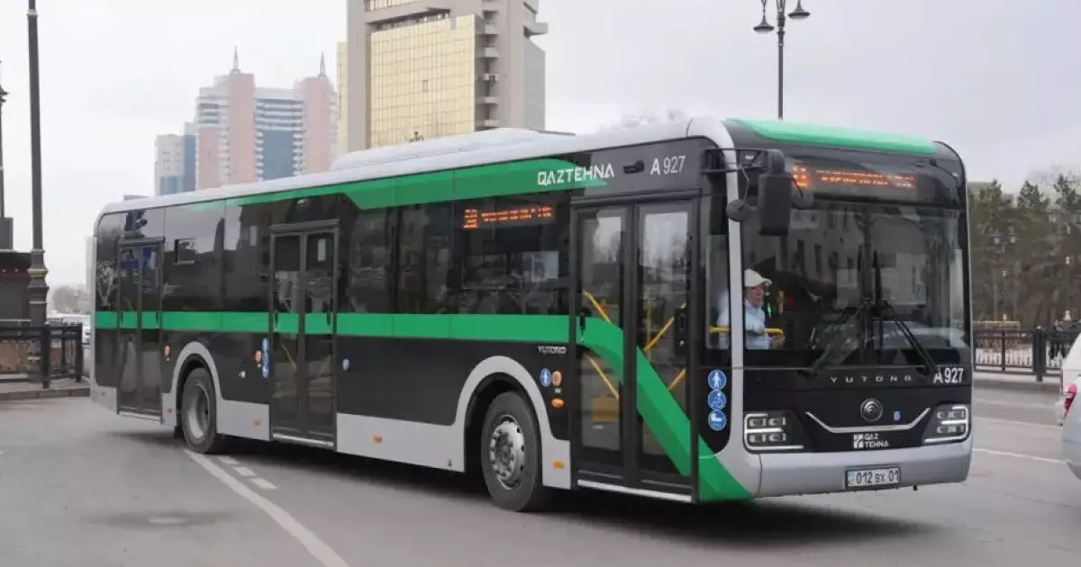  Астанада автобус аялдамаға соғылды: видео 