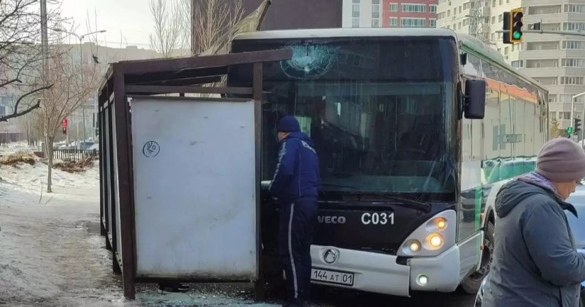  Астанада жолаушылар автобусы аялдамаға соғылды 