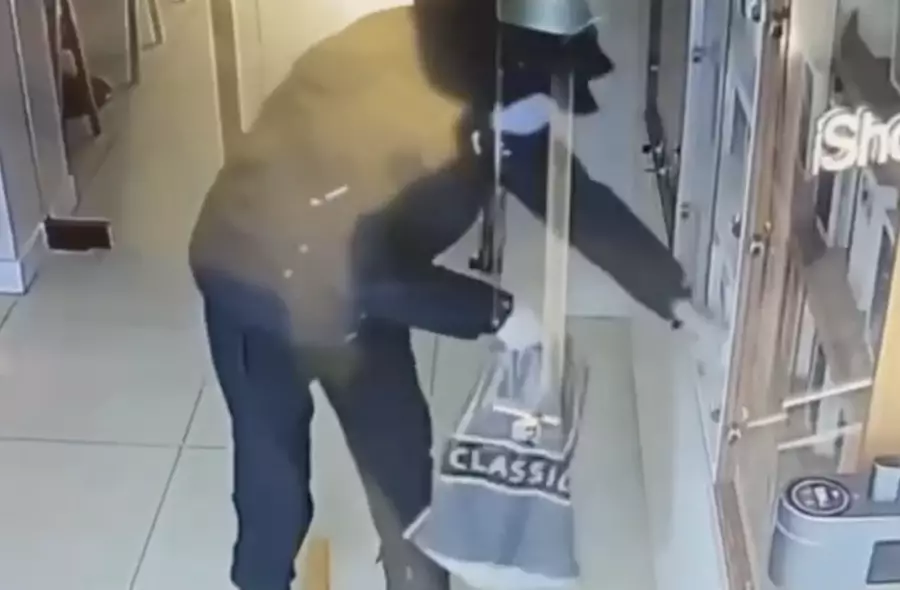 18 iPhonе-ды пакетіне салып алған: Ақтөбеде ер адам дүкеннің әйнегін балғамен сындырып, шабуыл жасаған