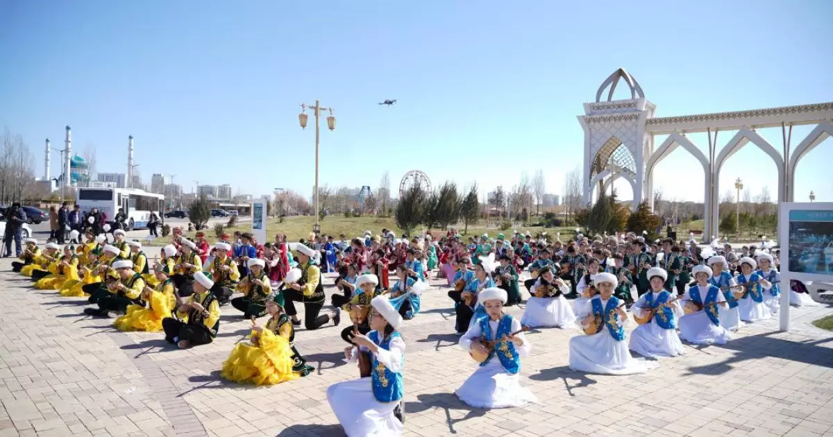  Түркістанда 500-ден астам жас домбырашы бір мезетте күй тартты 