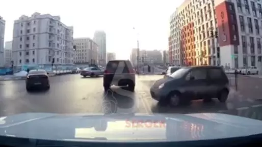 Рөлде ешкім жоқ: Астанада жүргізушісіз қозғалған көлік жол апатын тудырды