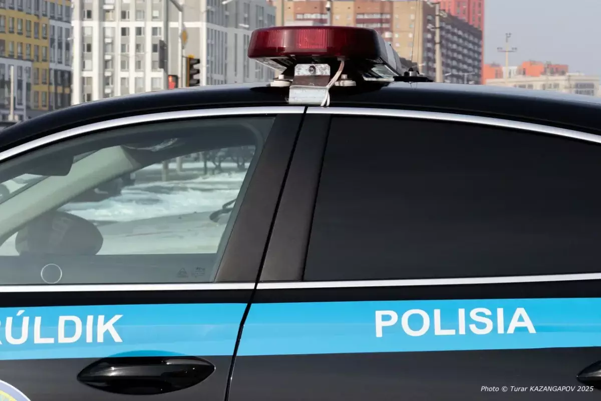 Автобус врезался в остановку у поликлиники в Астане