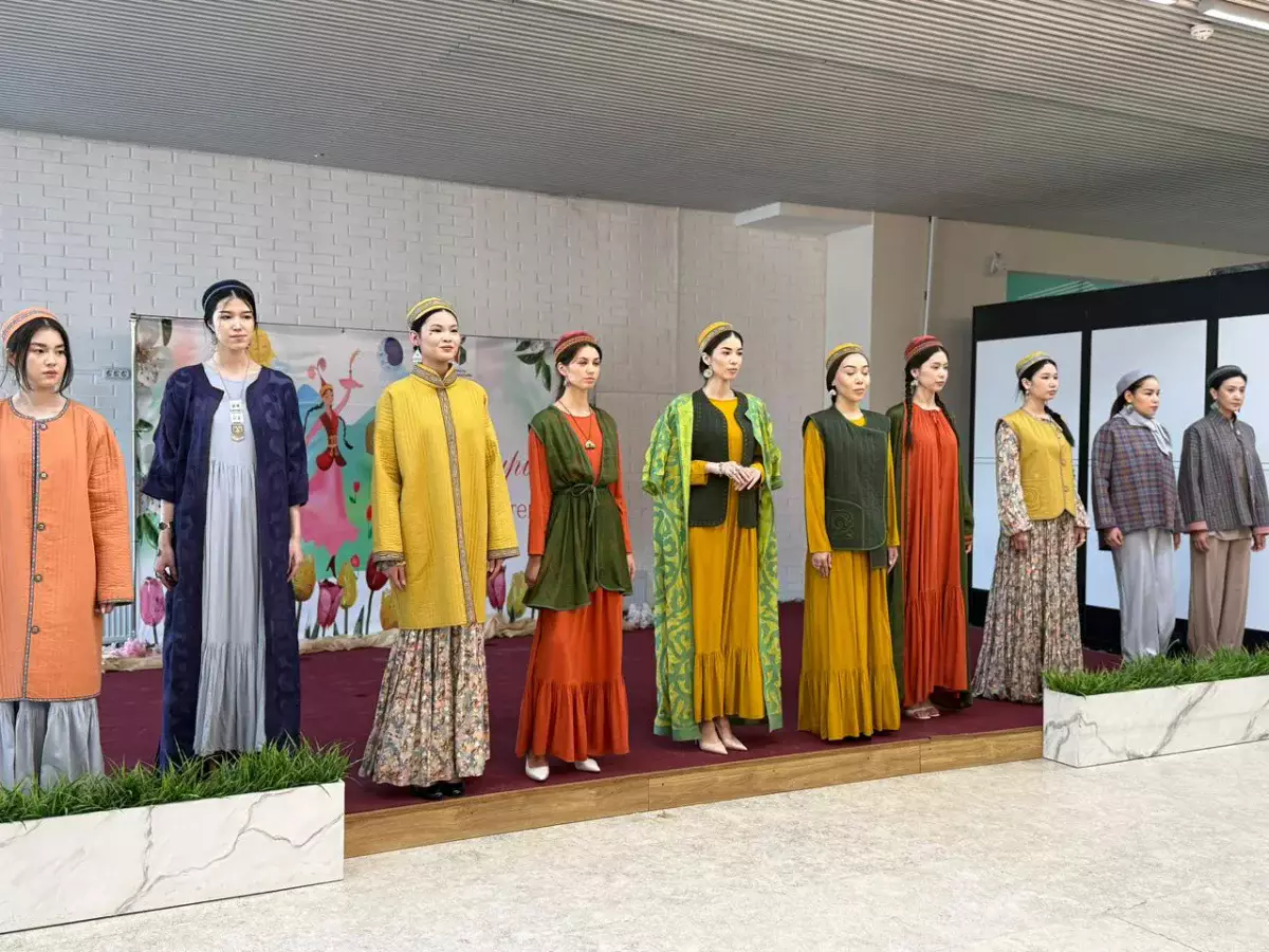 Алматыда Ұлттық киім күніне орай сән көрсетілімдері өтті