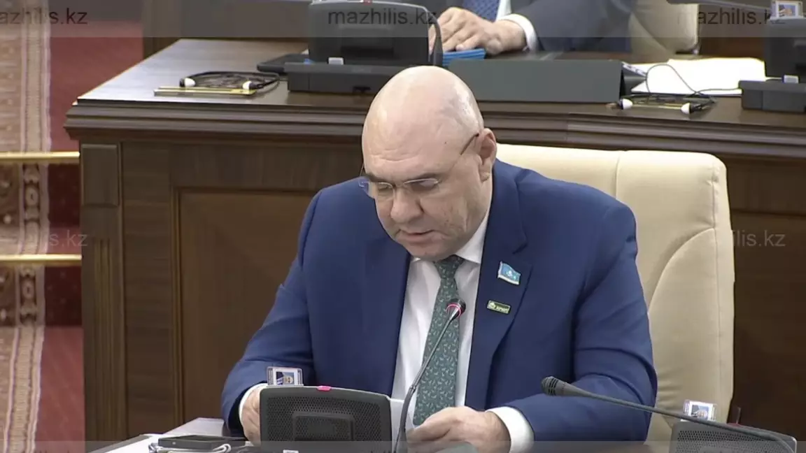 Депутат волонтерлерге еңбек өтілін енгізуді ұсынды