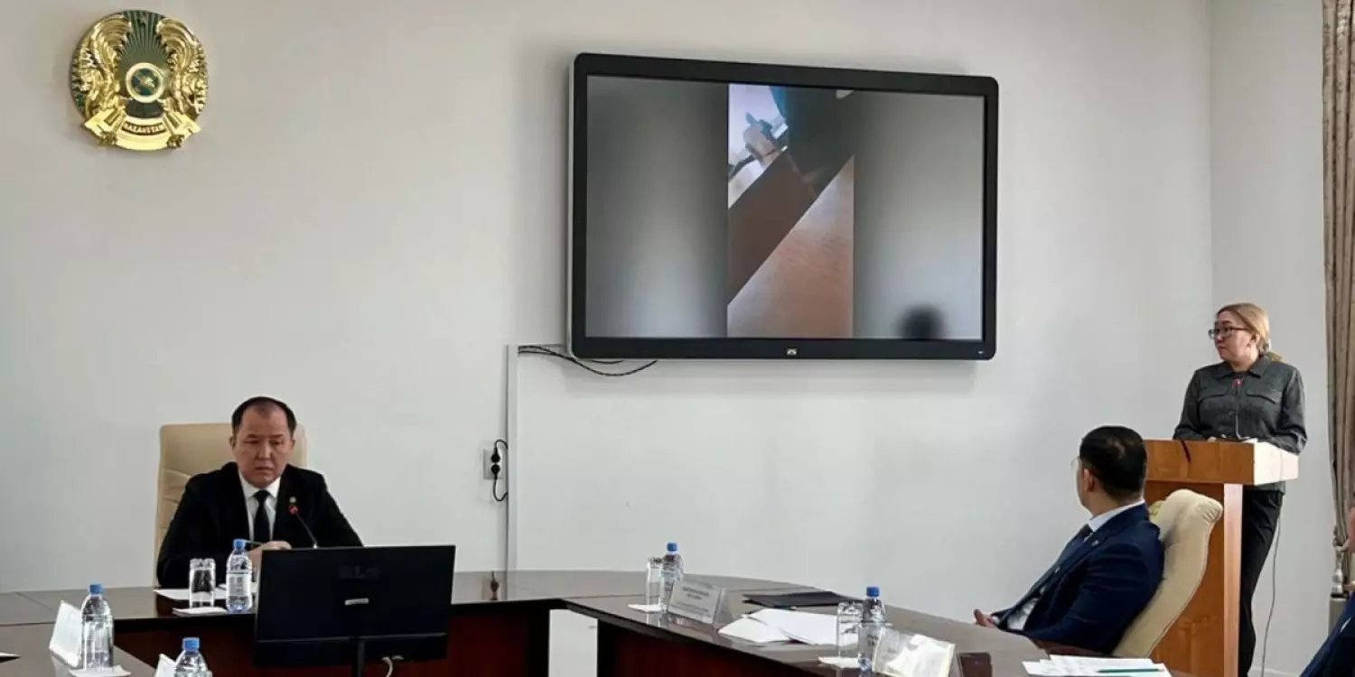 «Мен бұны бейжай қалдырмаймын»: Шенеуік мұғалімге қысым жасағаны үшін жазаға тартылды