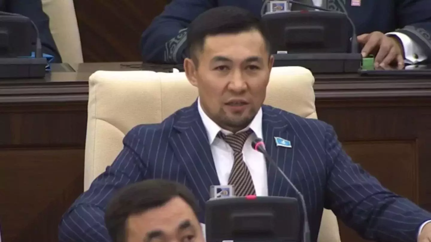 «Депутаттыққа қайта сайланасыз ба?»: Ардақ Назаров сұраққа жауап беруден бас тартты(ВИДЕО)