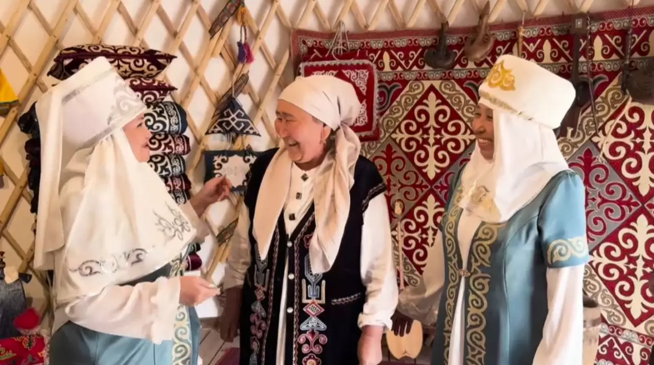 Өзбекстандағы қандастар ұлттық киімді ұлықтап жүр