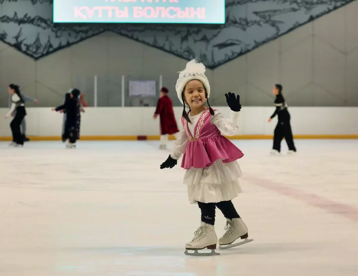 Наурыз нақышы: алматылықтар мұз айдынына ұлттық киім киіп шықты