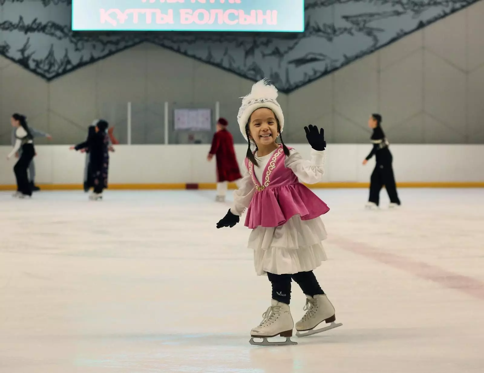 Наурыз нақышы: алматылықтар мұз айдынына ұлттық киім киіп шықты