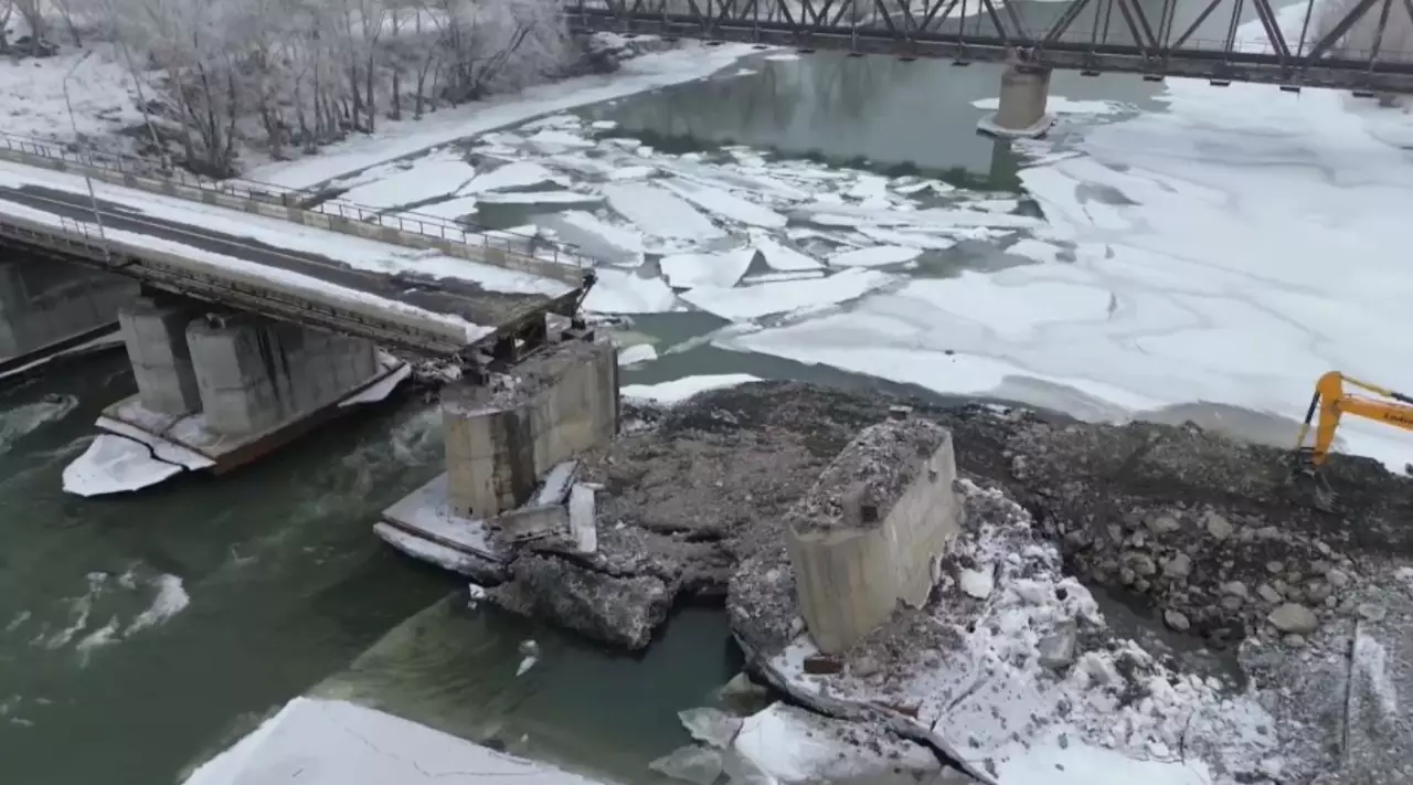 Өскеменде жарты ғасыр бұрын салынған ескі көпір бұзылып жатыр 