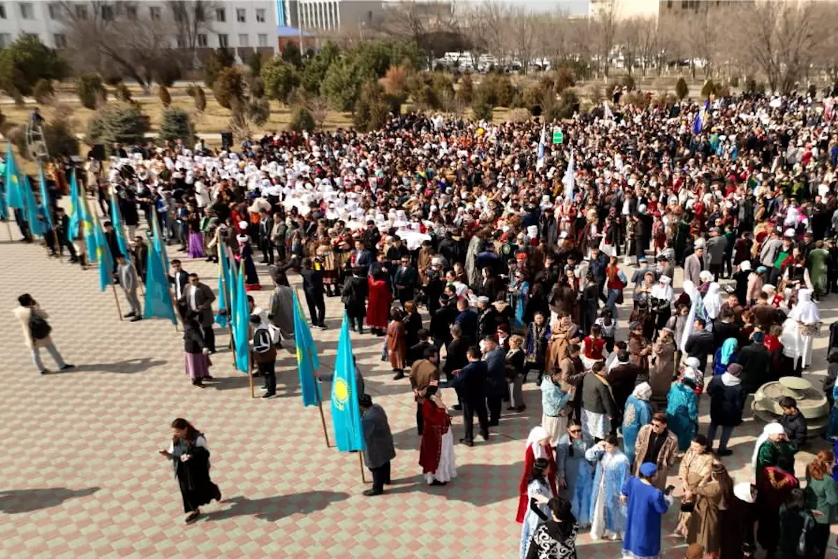 Жители Атырау массово вышли на улицы в национальных костюмах