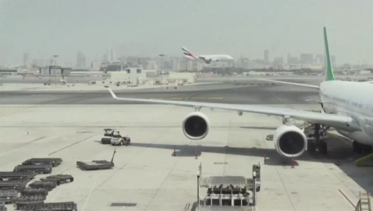 Мировые авиакомпании повышают цены и сокращают число рейсов