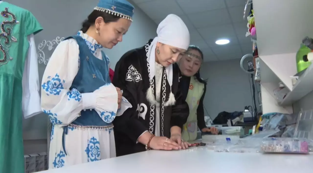 Ұлттық киім тіккен көпбалалы ана көпшілікті таңғалдырды