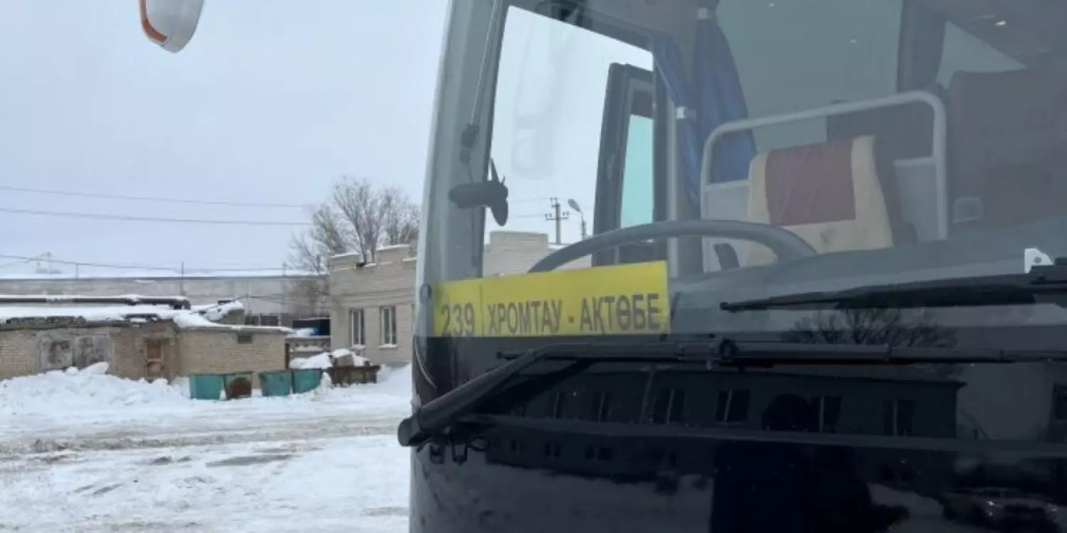 Ақтөбеде автобус жүргізушісі жолаушыларды қалаға жеткізбей, айдалаға тастап кеткен