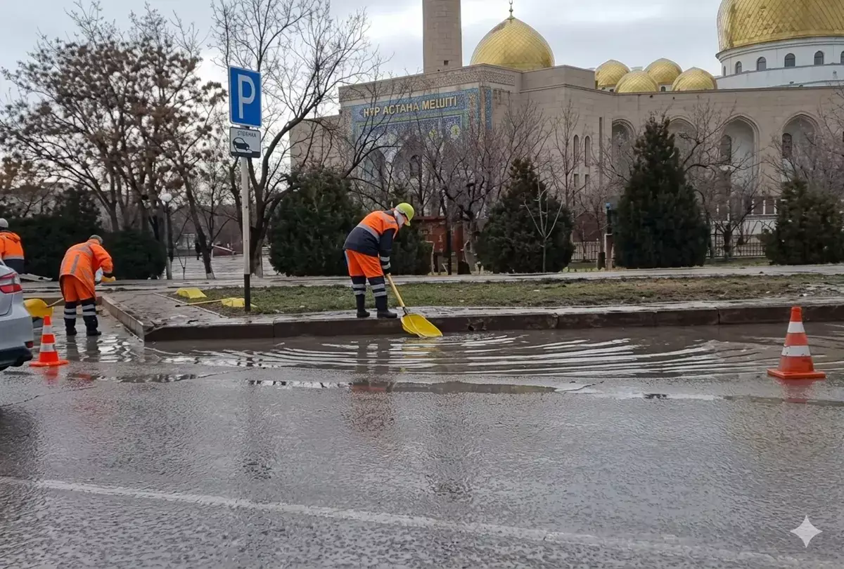 Нанотехнологии Актау: дождевую воду с проезжей части убирали вручную лопатами - новости на Lada.kz 18.03.2026