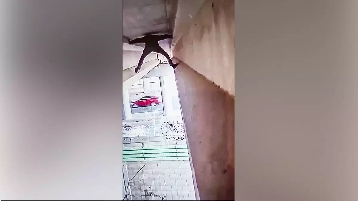 Мексиканец попытался нелегально пересечь границу США, пройдя под мостом.