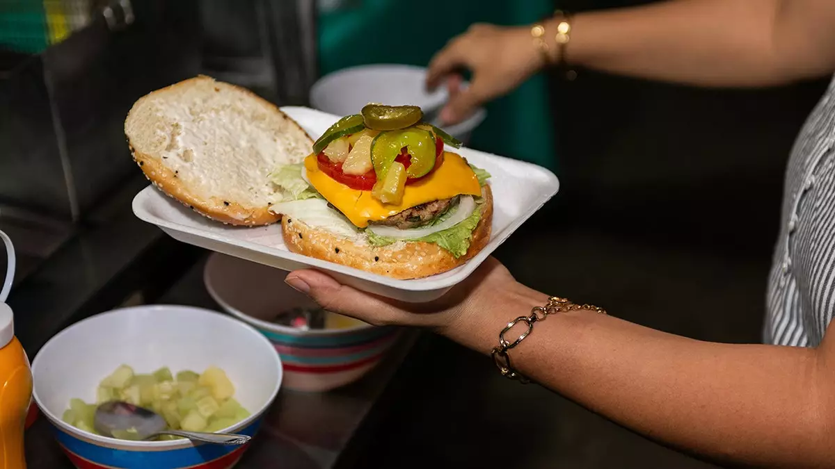 Владелец ресторана предупреждает, что может обанкротиться из-за предлагаемого в "синем" штате запрета на упаковку навынос.