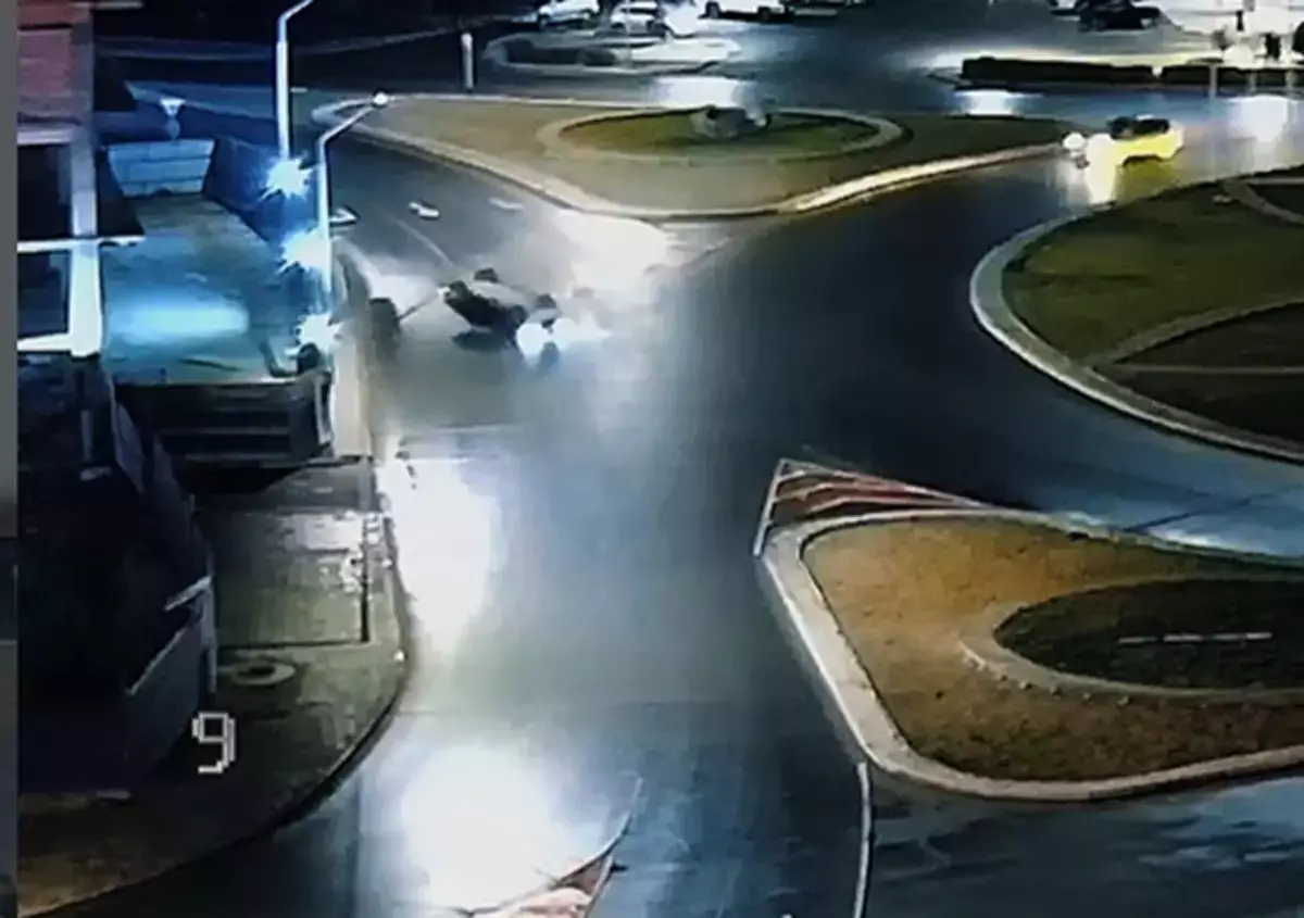 Момент аварии с перевёртышем попал на видео в Актау - новости на Lada.kz 18.03.2026