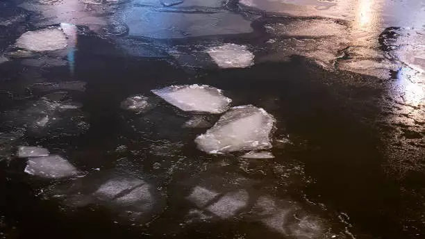 Двое рыбаков провалились под лёд в Костанайской области